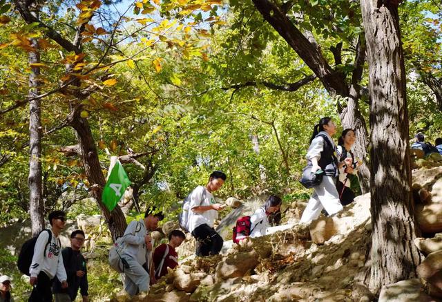 《华夏秋美教育集团：2025“十一+中秋”全民健身徒步登山活动》2