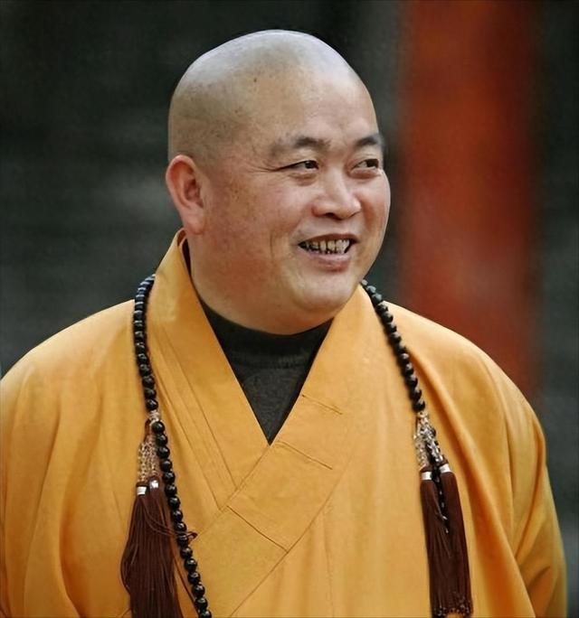 新住持上任不到一天，印乐与美女照片被曝光！与释永信区别太明显
