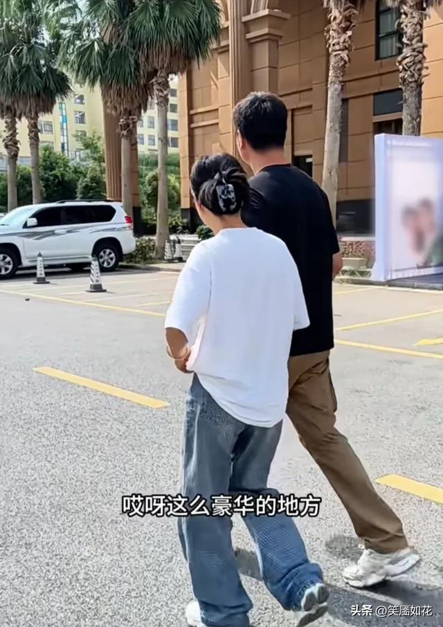 原以为金哥邀请村长是要共宿山间,却不知他们早把舒适搬去了酒店