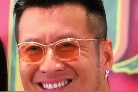 61岁港星内地工地开挖掘机，已被封杀多年，母亲仍住养老院8人间图片