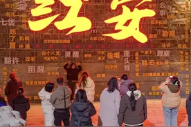 璀璨灯火照亮红安夜色 50万游客打卡红安影视城新春灯会图片