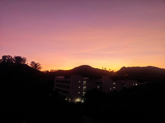 西丽湖国际科教城绿道，看霞飞满天，如梦似幻！长岭陂地铁C口