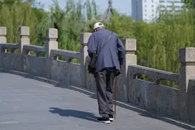 50岁大叔每天揉肚子半年后，他得到了什么？揉肚子方法教给你图片