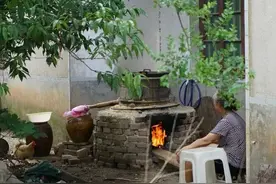 公婆走后的第3年，陪老公回趟老家，晚上几次听到敲门声图片