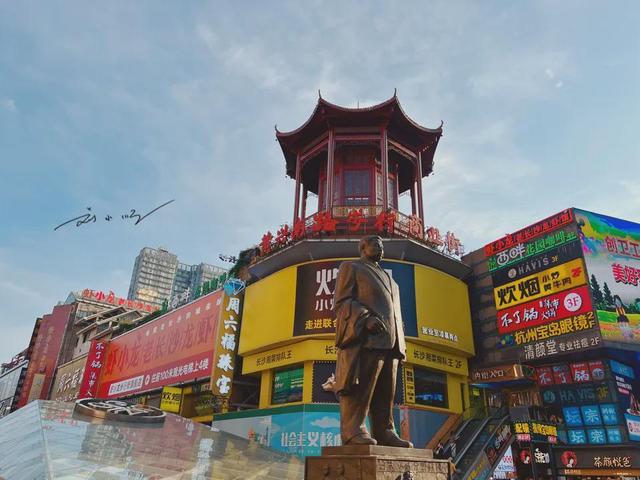 长沙著名步行街因美食成网红，游客扎堆打卡，天天都人山人海？