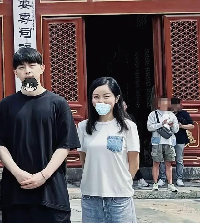 邓伦去北京寺庙祈福被偶遇，一身黑色打扮，双手放在肚子上很拘束