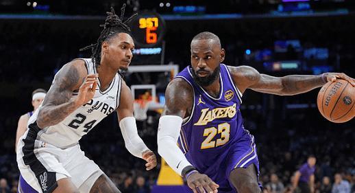 爆大冷！湖人惨败马刺，无缘杯赛四强！东契奇35+8 一战认清8现实