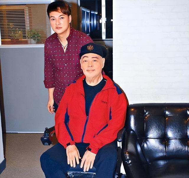 73岁张伟文近况曝光,卧病在床瘦成皮包骨，独住养老院亲人未出面