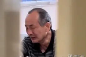 妻子临终，丈夫紧握妻子的手悲痛大哭，妻子3次摇头让人泪目图片
