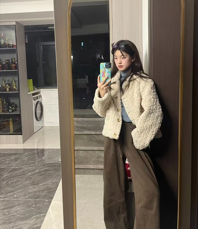 买了条咖色裤子，怎么穿才不土？这几种穿法都好看到尖叫！