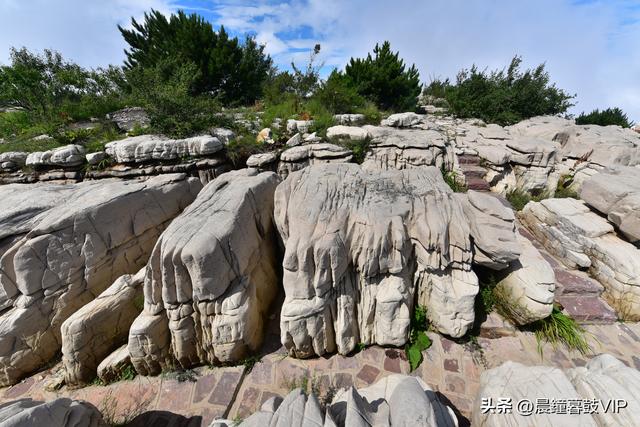 欧亚张家凹的奇峰和云海