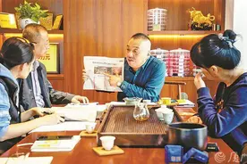 他是孩子们口中的“郑叔叔”，带领亲友助学20年，发放善款近500万元图片