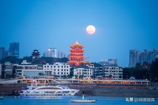 一天13500多人登上黄鹤楼，武汉热吗？