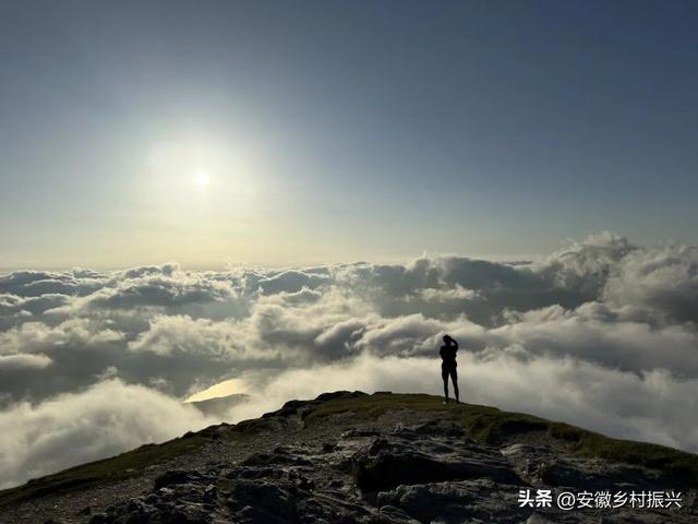 豆瓣评分8.8，这部纪录片的主角始终是那座山