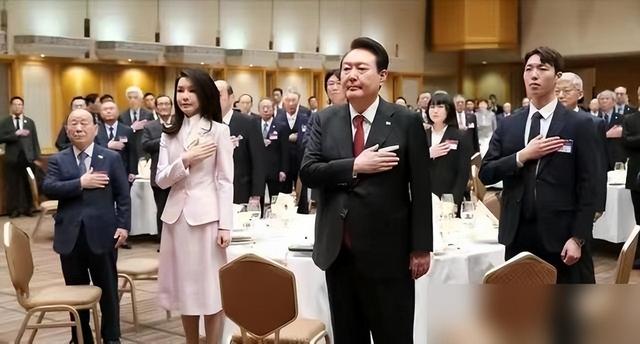 韩第一夫人在日本美够后回家了！2天换6套造型像时装秀，嫩得过分