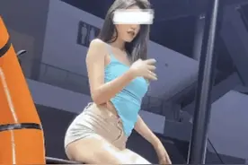 成都车展模特疑似当众擦边？各种大尺度Pose，网友：车展还是人展图片