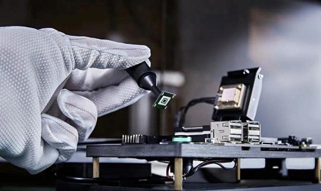 让中国光刻机“变成废铁”，日本对华下狠手，外媒：比美国还绝