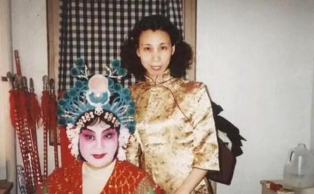 吃里爬外，永不回国？她带领30名演员选择留美，如今年过花甲归来