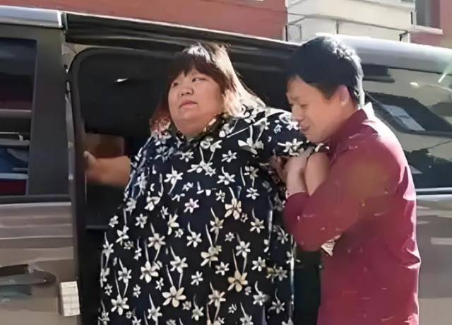 7年前，那个被丈夫喂到330斤，沦为赚钱工具的校花，如今咋样了？