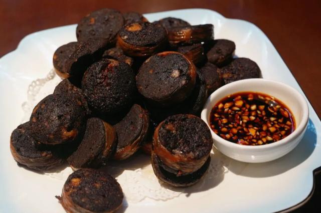 适合冬游的冰雪小城，和本地人冰湖捕鱼、雪地骑马，鱼肉吃到撑！