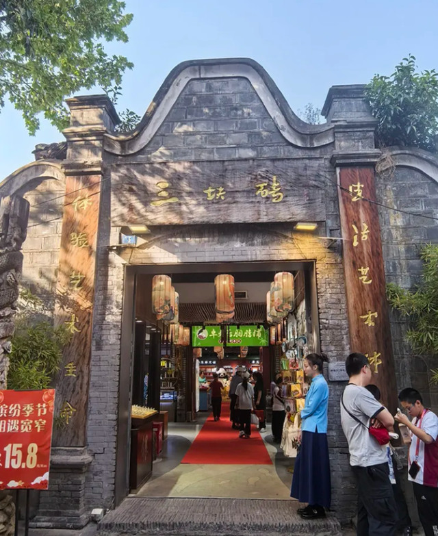 宽窄巷子里，藏着蜀地的自信与闲适