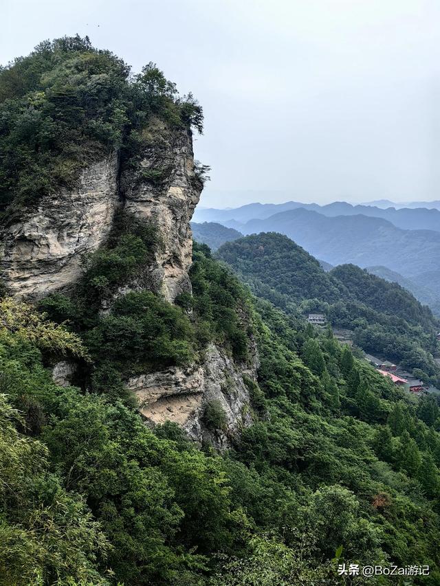 武当山意外之喜！雨中留宿南岩，邂逅古建与自然的绝配