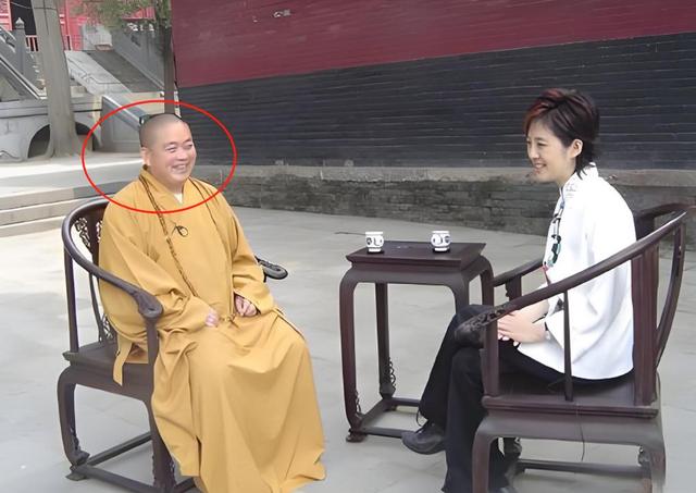 少林新主持印乐，和女游客合影曝光，面相慈爱，和释永信完全不同
