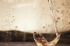 喝酒的文案，喝酒精辟句子，适合女人的喝酒文案，句句醉人！图片