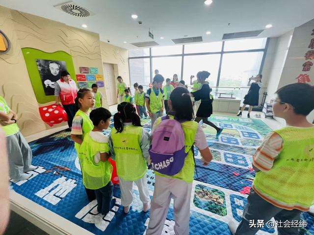 “探秘古生物 智趣共成长”：建邺多机构联合开展魔方趣味活动