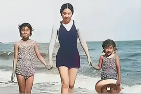 60年代，北戴河，王光美牵着两个女儿刘平平和刘亭亭的合影。图片
