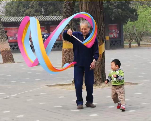 65岁后才发现：亲手带大的孙辈，无论孙子还是外孙，都有5个共性