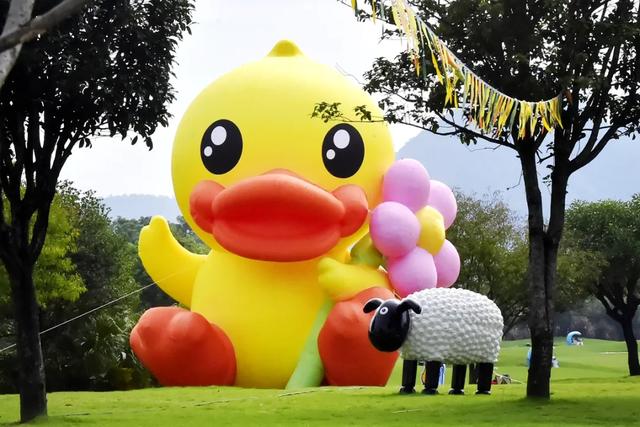 桂林:小黄鸭飞进桂海晴岚!