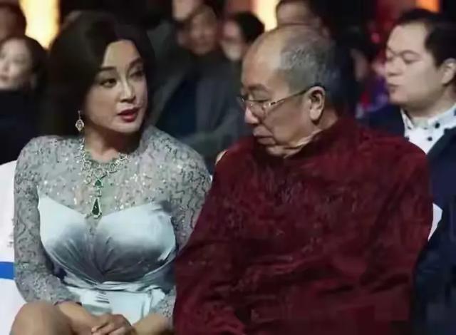 这是刘晓庆最想删掉的照片，穿开叉裙与雷格生同坐~