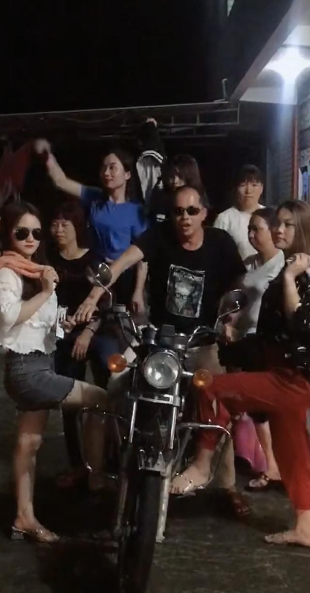 云南游收尾赶去成都，的士上撞见件怪事，至今想不通
