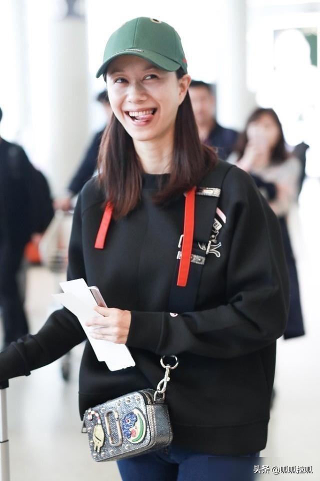 别眨眼！女星穿紧身牛仔裤狂炫身材，细腰翘臀的暴击谁顶得住