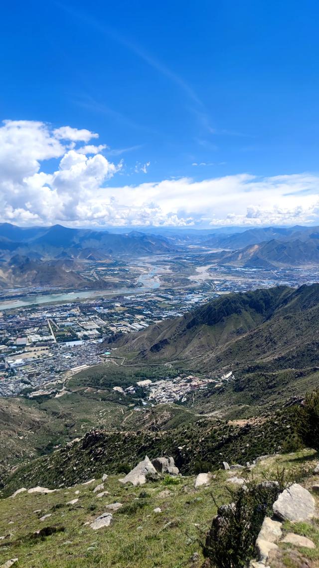 爬拉萨哲蚌寺后山，从海拔3600米到山顶5300米，上下20公里