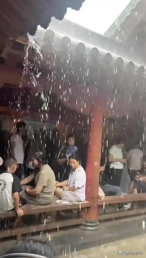 花80游少林寺,游客淋雨骂声大,少林寺:文物比人金贵?