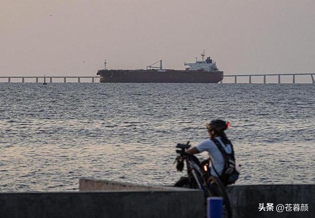 委内瑞拉油轮刚出海，中国军舰紧随其后，特朗普的算盘又打错了？