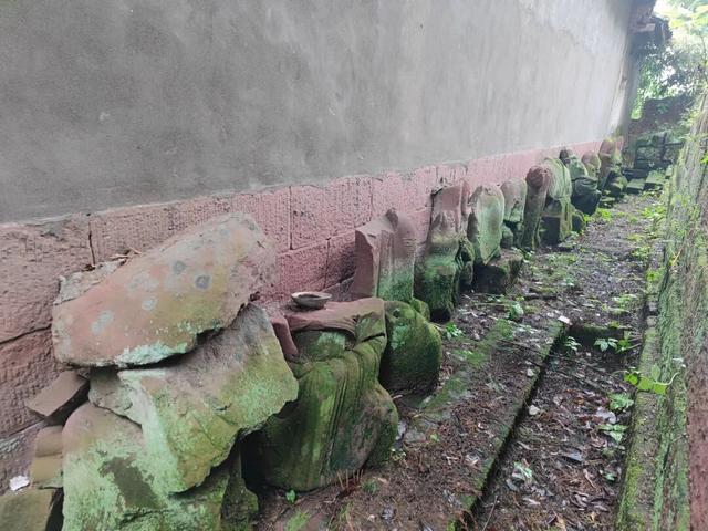 重庆璧山有座千年古庙，门口有座奈何桥，四周大量残破石刻佛像