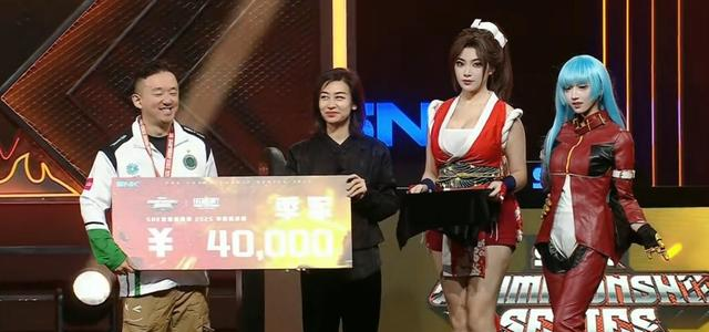 小孩再获《饿狼》冠军，美女总裁亲自颁奖，一旁不知火舞黯然失色