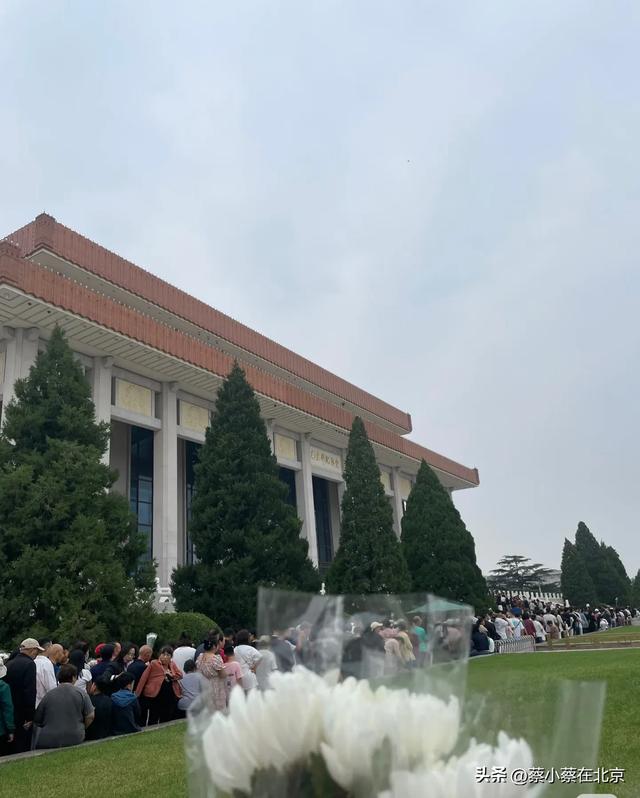 2025年10月4日，国庆节毛主席纪念堂发生的真实场景，排队几百米