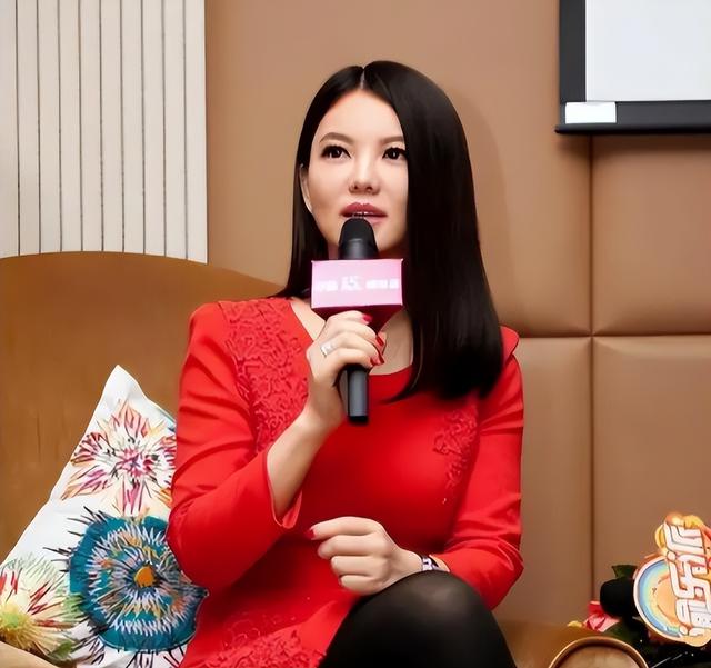 李湘风波再发酵！家境被扒底朝天，父母身份曝光	，原来何炅没说错