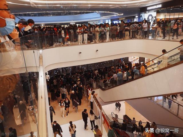 为什么商场里人多，却没人拎着购物袋？真相很扎心