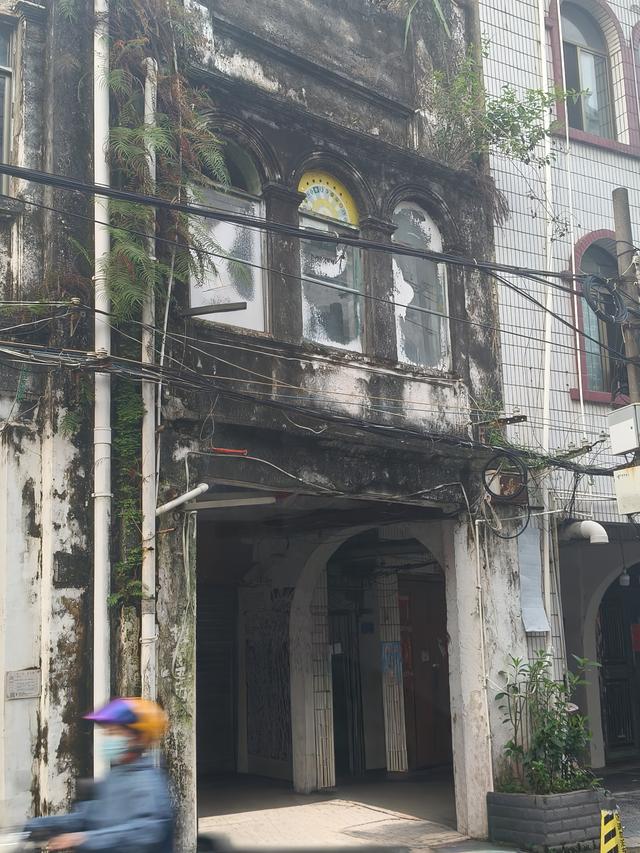 别让历史老街成为霉菌的滋生地