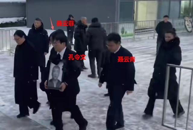 聂卫平告别仪式：大儿子手捧遗像，3个子女都到齐，众人含泪悼念