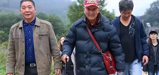 92岁台湾老兵回重庆寻亲，下飞机后却怒斥子女：这不还是台北