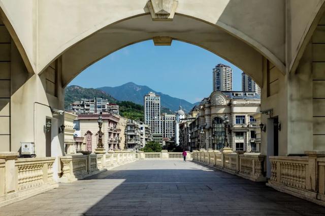 不走寻常路的国际化县城，关心一日三餐，更关心咖啡和汇率