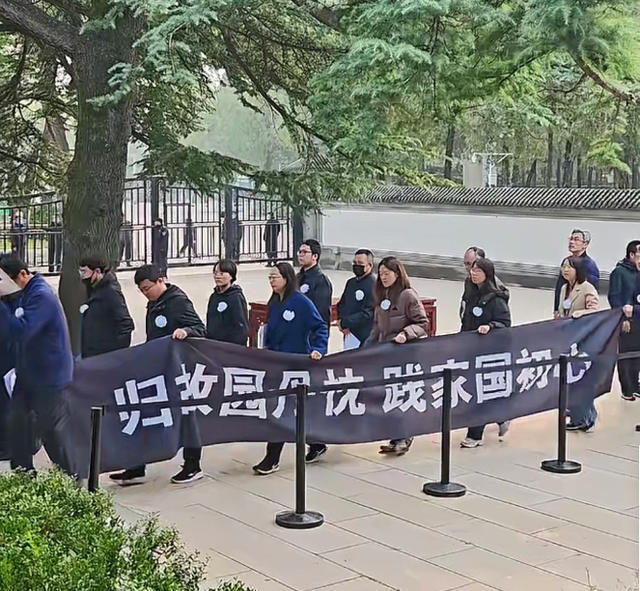 杨振宁身覆国旗，翁帆站首位，次子杨光宇露面，重量级好友也到场