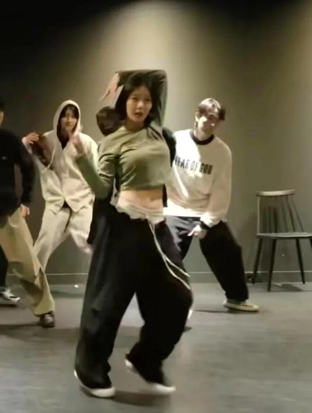 真羡慕权恩妃这种皮肤超白的女生，身材也好，真是绝了！