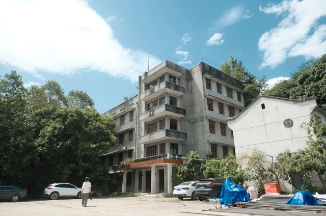 浙江大山里，竟藏一座废弃的“小香港”，如今人去楼空！